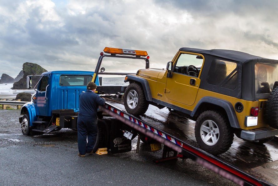 this image shows truck towing services in Highlands Ranch, CO